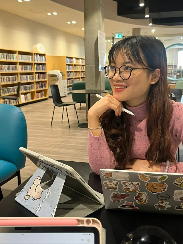 Cô Thùy tại thư viện